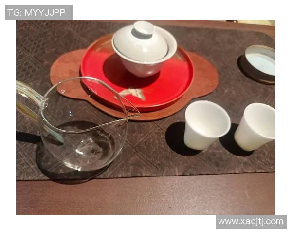 足球明星悠闲时光品茶的杯子精美图片展示